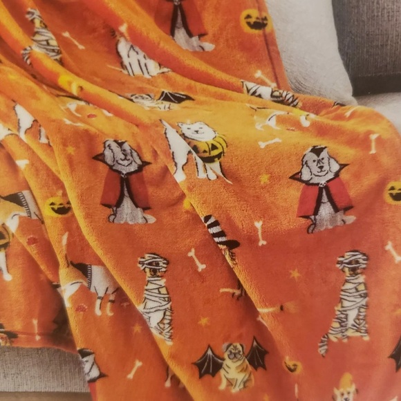 NEW Members Mark Halloween Throw Dogs In Costume 60"x70" Plush Lounge Blanket - Picture 2 of 6